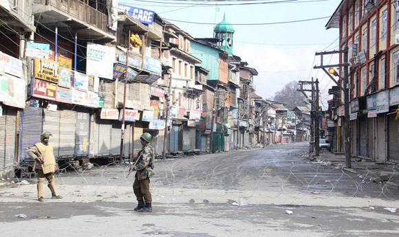 Indian Troops seal Occupied Kashmir Capital, Srinagar and other major towns confining people to homes.